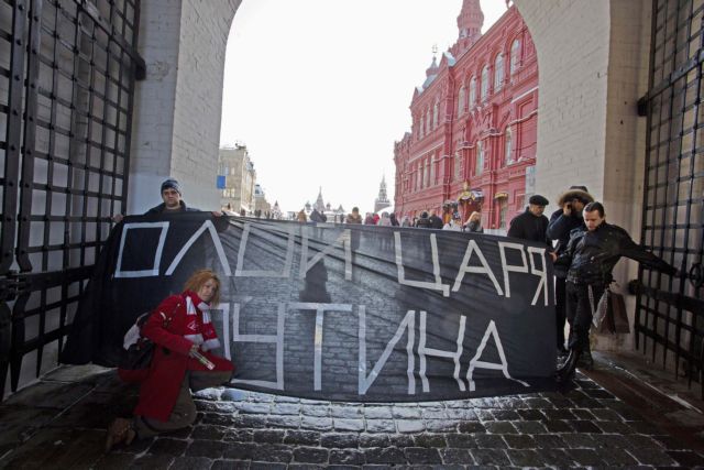 Ένα χρόνο μετά την επανεκλογή του, ο Πούτιν παραμένει δημοφιλής